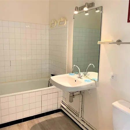 - 33m² Proche Centre Avec Parking Et Animaux Acceptes - Fr-1-478-96 *